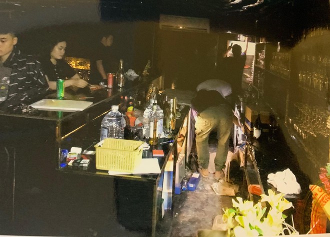 Từ vụ cựu đại úy đại náo sân bay bị truy tố tội gí bill: Cảnh giác chiêu trò dùng gái xinh lên Tinder lùa gà, nếu đối tác có 1 trong những dấu hiệu này thì rất có thể bạn sẽ bị luộc-2