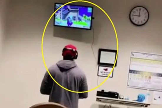 Đang lúc vợ chuyển dạ chờ sinh, chồng có hành động bất thường trong bệnh viện, khiến dư luận khuyên: 