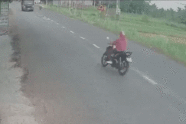 Chạy lấn làn, xe máy bị xe tải tông trúng 2 lần liên tiếp