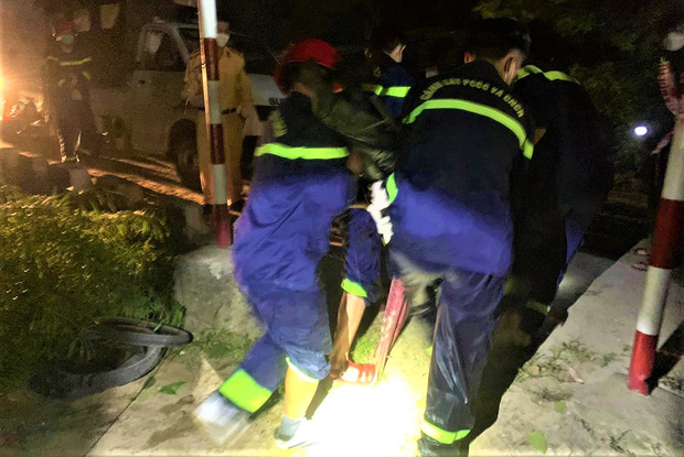 Ô tô rơi xuống sông, tìm thấy 1 thi thể trong xe-3