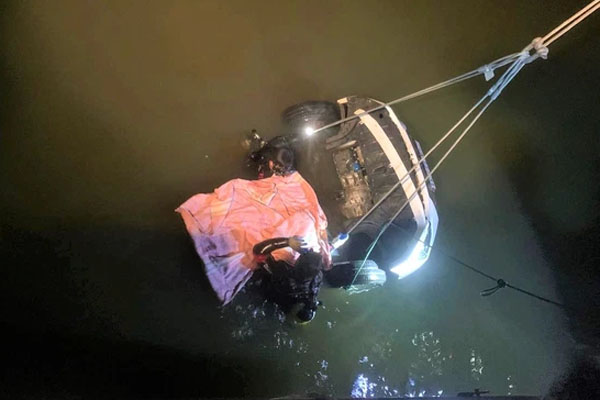 Chung cư bốc cháy dữ dội, 2 mẹ con nhảy từ tầng 10 xuống đất tử vong-4