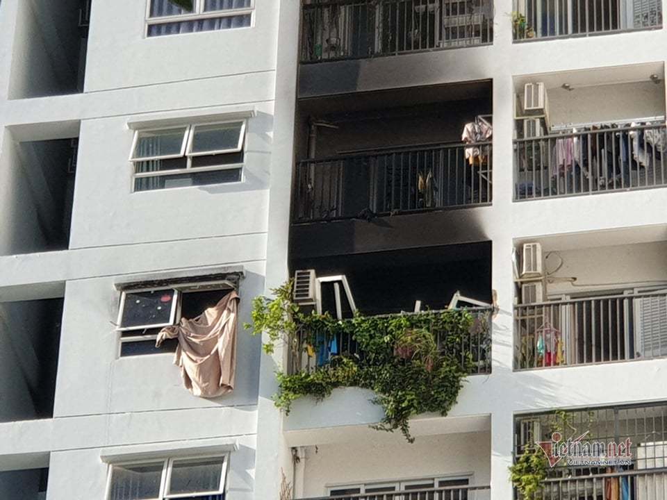 Chung cư bốc cháy dữ dội, 2 mẹ con nhảy từ tầng 10 xuống đất tử vong-1