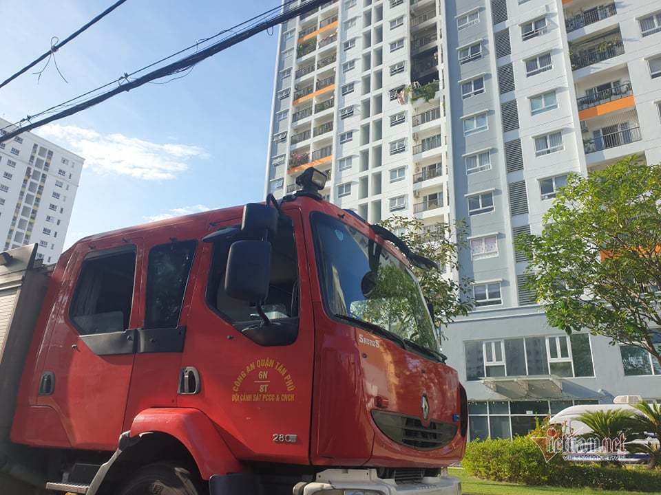 Chung cư bốc cháy dữ dội, 2 mẹ con nhảy từ tầng 10 xuống đất tử vong-2
