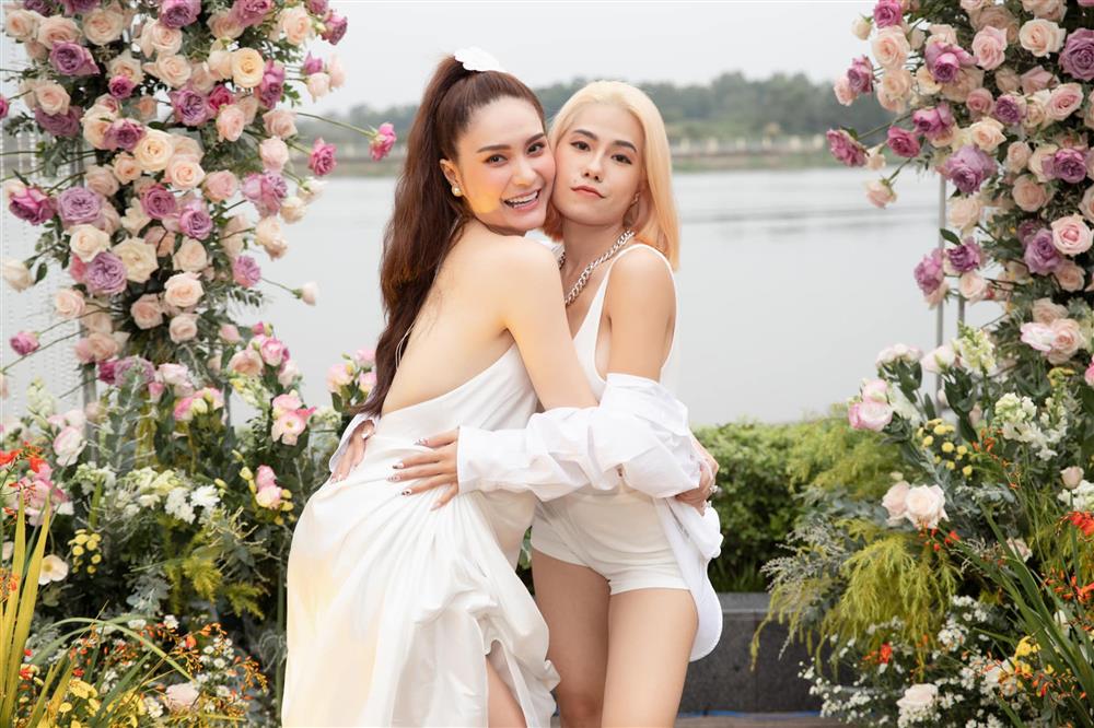 Em gái đi mua ô tô bị coi thường, Đoàn Di Băng bắt tậu luôn con Mẹc 6 tỷ cho bỏ tức và nói luôn 1 câu thể hiện đẳng cấp-2