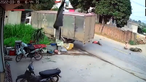 Chiếc xe máy lao với tốc độ vũ bão đâm văng 3 mẹ con, bé gái hoảng hốt đứng nhìn mẹ nằm bất động-1