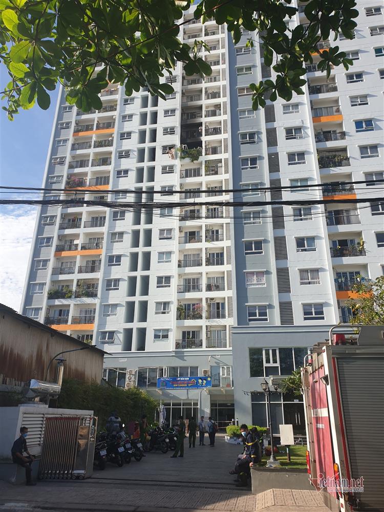 Xuất hiện can đựng xăng trong căn hộ chung cư bốc cháy làm 2 mẹ con tử vong, nghi vấn tự phóng hỏa?-1