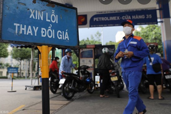 Bức xúc vì giá xăng Việt Nam giảm quá ít