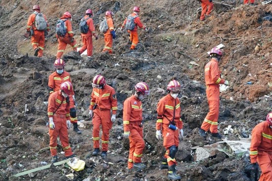 Đội cứu hộ ở hiện trường vụ máy bay rơi chia sẻ sự thật gây sốc về các nạn nhân, thêm loạt di vật được tìm thấy hé lộ thực tại nhói lòng