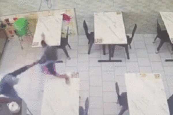 Clip: Cãi nhau, người đàn ông đánh bạn gái bất tỉnh rồi bỏ đi-1