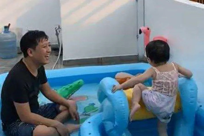 Soi Facebook Trường Giang, dân tình phát hiện 1 CHI TIẾT, phải tấm tắc khen cách dạy con: Chẳng trách Destiny mới nhỏ xíu đã giỏi thế này-4