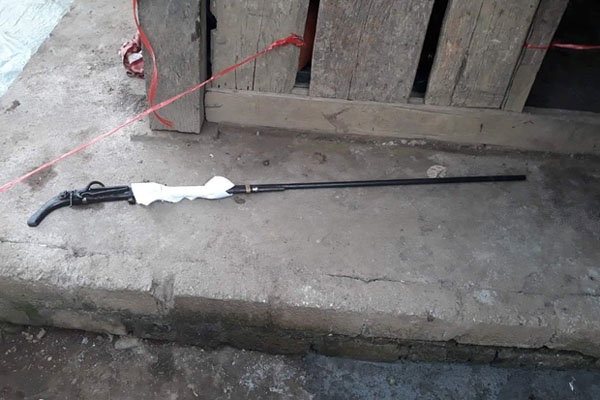 Ghen tuông, dùng dao đâm bạn gái-2