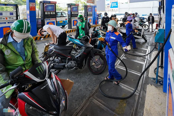 Va chạm với xe đầu kéo, thai phụ sắp sinh cùng chồng và con nhỏ thoát chết trong gang tấc-3