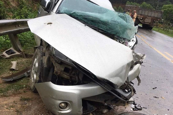 Ngã trúng bánh xe tải, người đàn ông may mắn thoát chết khó tin-1