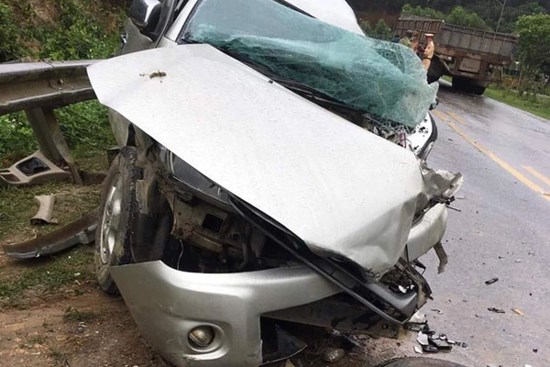 Va chạm với xe đầu kéo, thai phụ sắp sinh cùng chồng và con nhỏ thoát chết trong gang tấc