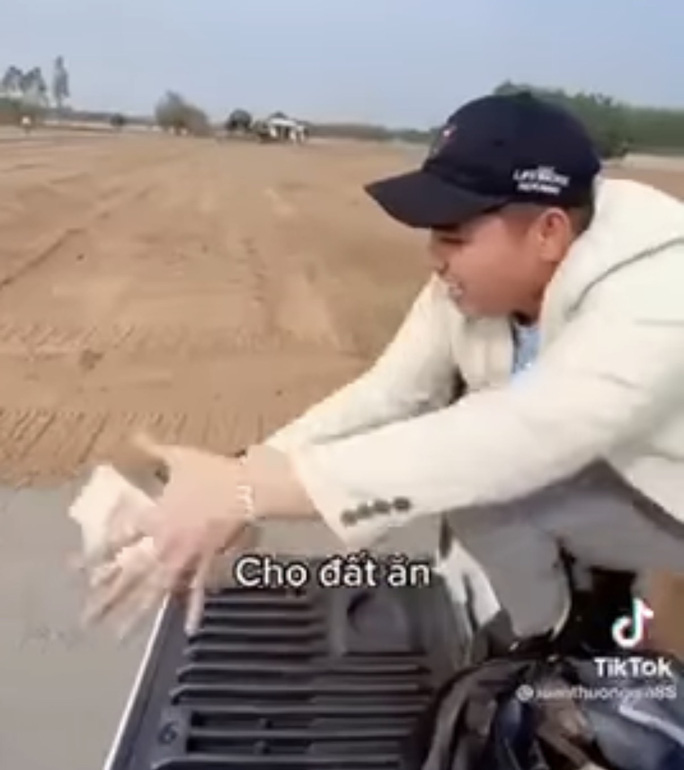 Xôn xao clip thanh niên ngồi trên ôtô rải nhiều cọc tiền xuống đất-1