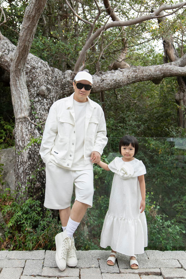 Bé gái bị mẹ bỏ rơi nhưng ngày đêm buồn khóc và ngồi ở cửa chờ đợi, 1 năm sau thay đổi ngỡ ngàng-4