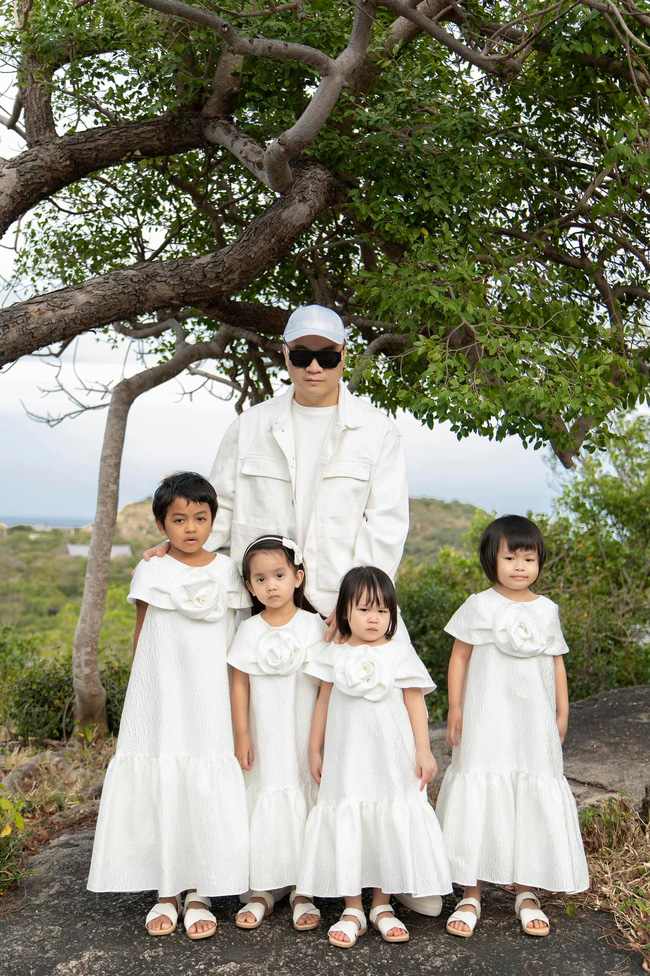 Bé gái bị mẹ bỏ rơi nhưng ngày đêm buồn khóc và ngồi ở cửa chờ đợi, 1 năm sau thay đổi ngỡ ngàng-6