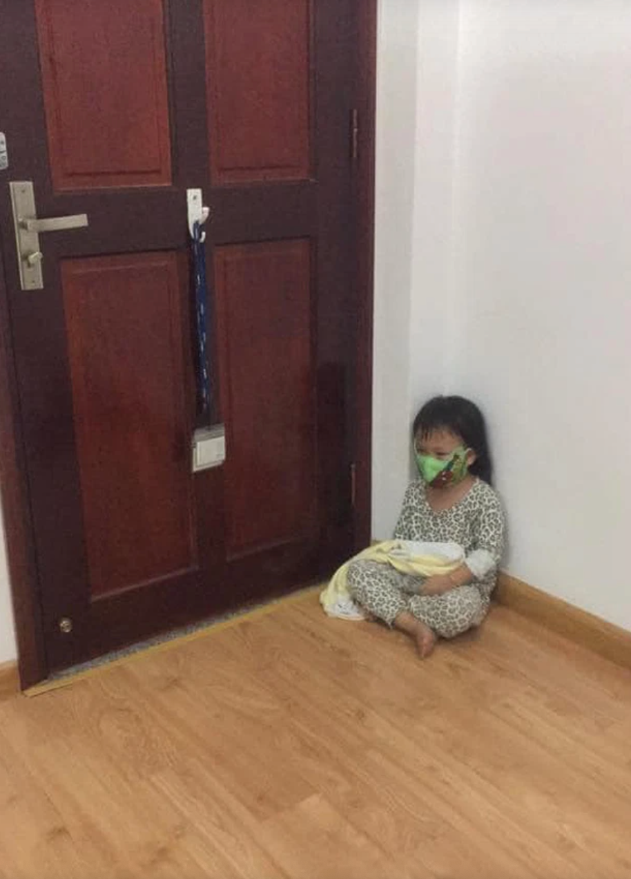 Bé gái bị mẹ bỏ rơi nhưng ngày đêm buồn khóc và ngồi ở cửa chờ đợi, 1 năm sau thay đổi ngỡ ngàng-1
