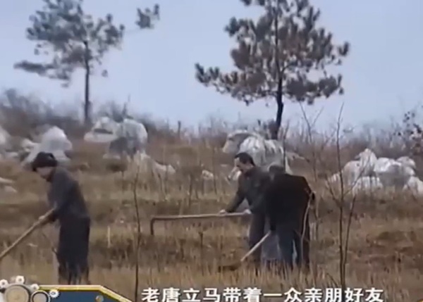 Con trai nằm mơ thấy mẹ quá cố 7 ngày liền, mở nắp quan tài phát hiện thi thể biến mất, cảnh sát điều tra mới hé lộ chân tướng-1