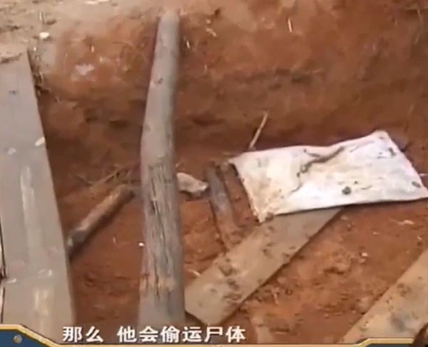 Con trai nằm mơ thấy mẹ quá cố 7 ngày liền, mở nắp quan tài phát hiện thi thể biến mất, cảnh sát điều tra mới hé lộ chân tướng-6