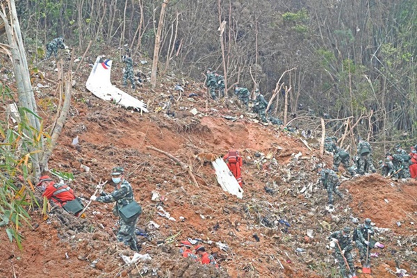 Nóng: Đã tìm thấy nhiều mảnh thi thể của nạn nhân xấu số trong tai nạn máy bay rơi ở Trung Quốc-2