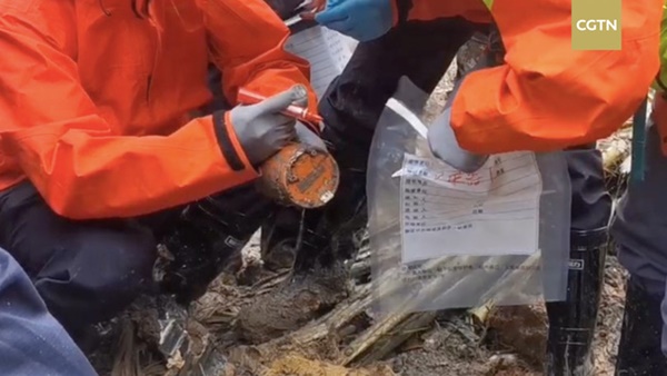 Nóng: Đã tìm thấy nhiều mảnh thi thể của nạn nhân xấu số trong tai nạn máy bay rơi ở Trung Quốc-5