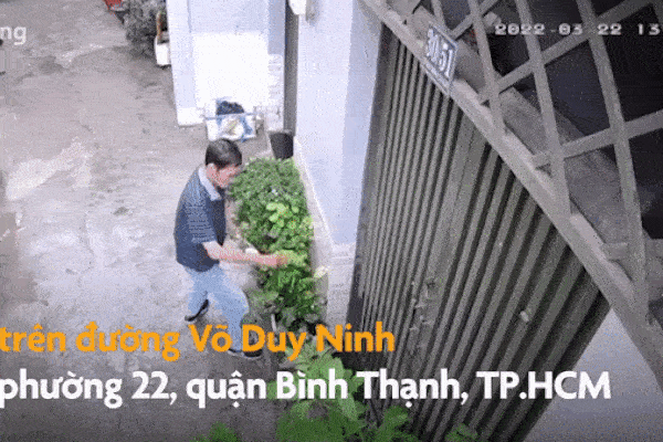 Thanh niên quỳ gối, bị ông chú dùng chân sút thẳng vào đầu, hành động sau đó gây bức xúc-1