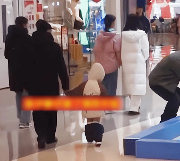 Ông nội dẫn cháu bị tụt quần đi khắp trung tâm thương mại: Mọi người chạy vội lại hỏi, nghe lý do thương ông 1, trách bố mẹ cháu 10-1