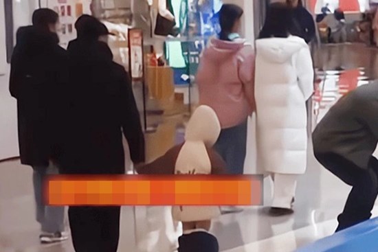 Ông nội dẫn cháu bị tụt quần đi khắp trung tâm thương mại: Mọi người chạy vội lại hỏi, nghe lý do thương ông 1, trách bố mẹ cháu 10