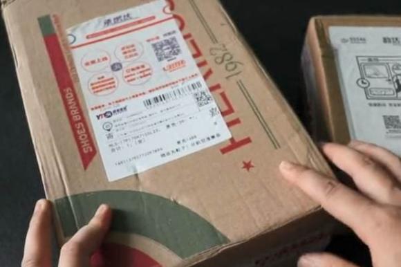 Sau khi chuyển phát nhanh được ký nhận, phải dùng bật lửa để nướng, đọc xong bạn sẽ biết đó là vì sao, người thông minh vẫn làm-1