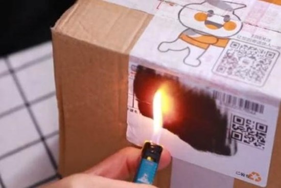 Sau khi chuyển phát nhanh được ký nhận, phải dùng bật lửa để nướng, đọc xong bạn sẽ biết đó là vì sao, người thông minh vẫn làm