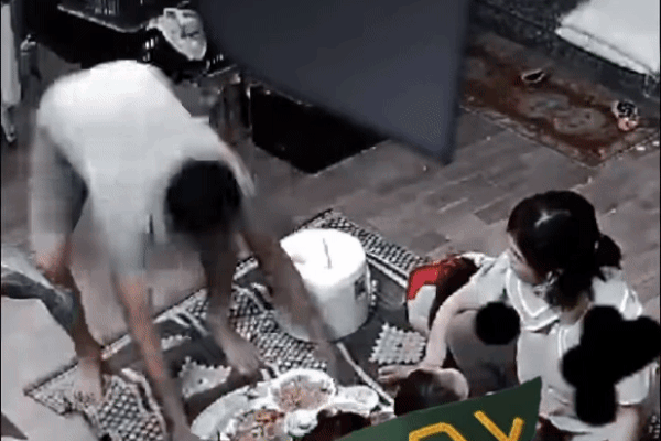 Qua sự việc 3 đứa trẻ ngơ ngác nép vào mẹ khi bố quăng mâm cơm vào mặt: Những đứa trẻ sống trong gia đình bạo lực sẽ tổn thương tâm lý nặng nề-2