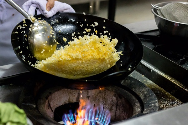 3 thói quen nấu nướng quen thuộc tạo cơ hội cho chất gây ung thư sinh nở trong cơ thể, cả gia đình vừa dễ bị ung thư vừa nguy cơ cao mắc bệnh tim, thận-1