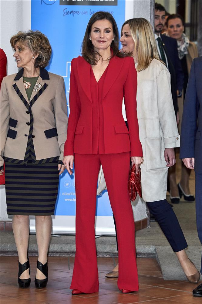 Cứ tưởng Công nương Kate mặc suit đẹp không đối thủ, ai ngờ Hoàng hậu Tây Ban Nha lại vài phần đỉnh hơn-11