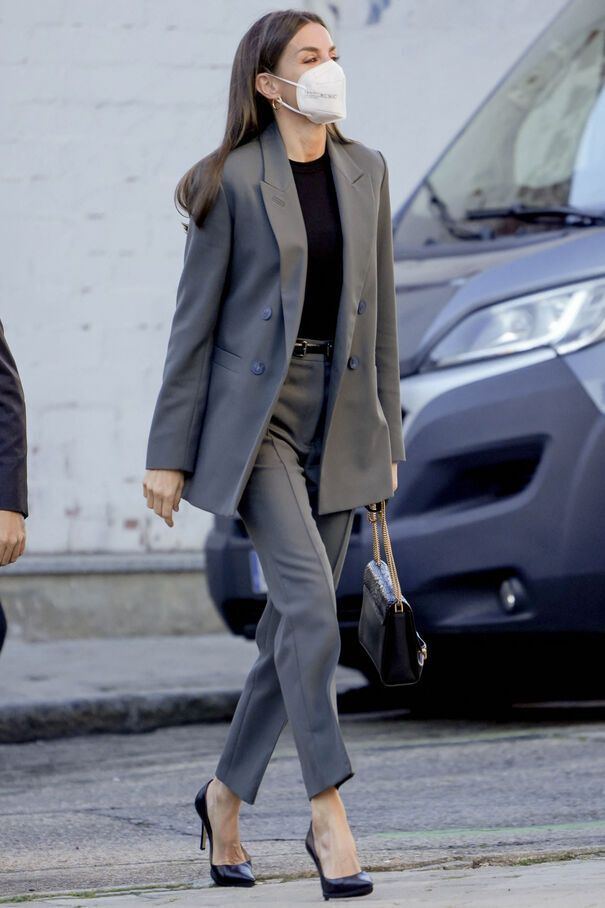 Cứ tưởng Công nương Kate mặc suit đẹp không đối thủ, ai ngờ Hoàng hậu Tây Ban Nha lại vài phần đỉnh hơn-17