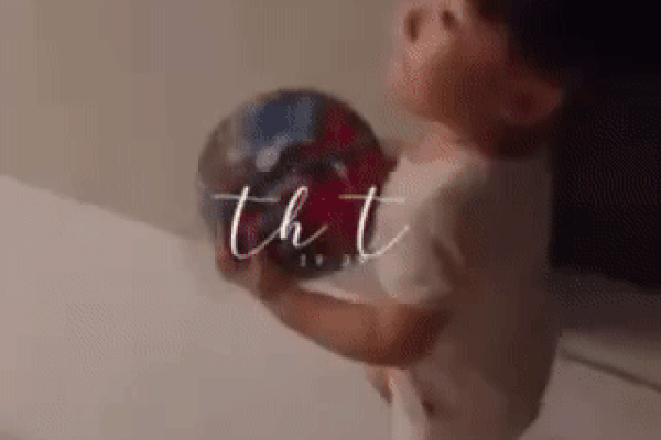 Mẹ run rẩy, mất bình tĩnh khi chứng kiến qua camera cảnh con trai bị chị lớn đánh, đá vào mặt ở trường mầm non-2