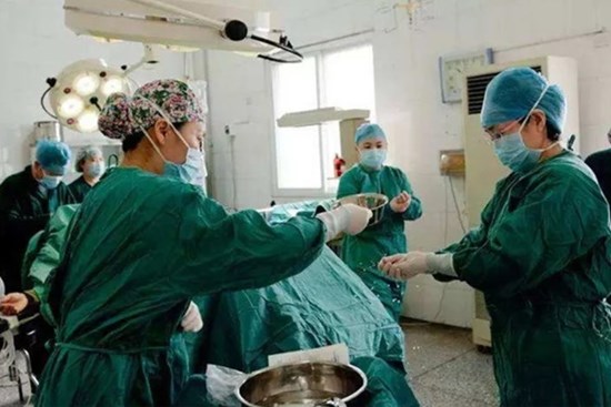 Sản phụ sinh xong kêu ngứa cổ họng muốn ho, bác sĩ biến sắc, vội vàng chuẩn bị cấp cứu