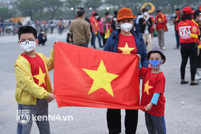 Ảnh: CĐV cúng xôi gà trên SVĐ Mỹ Đình, cổ vũ đội tuyển Việt Nam trước trận với Oman-2