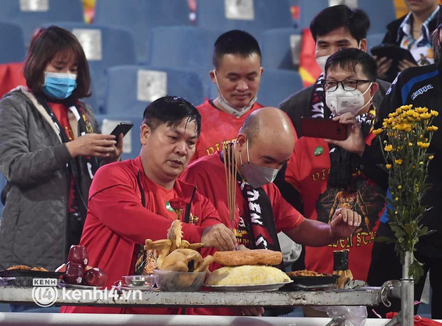 Ảnh: CĐV cúng xôi gà trên SVĐ Mỹ Đình, cổ vũ đội tuyển Việt Nam trước trận với Oman-10
