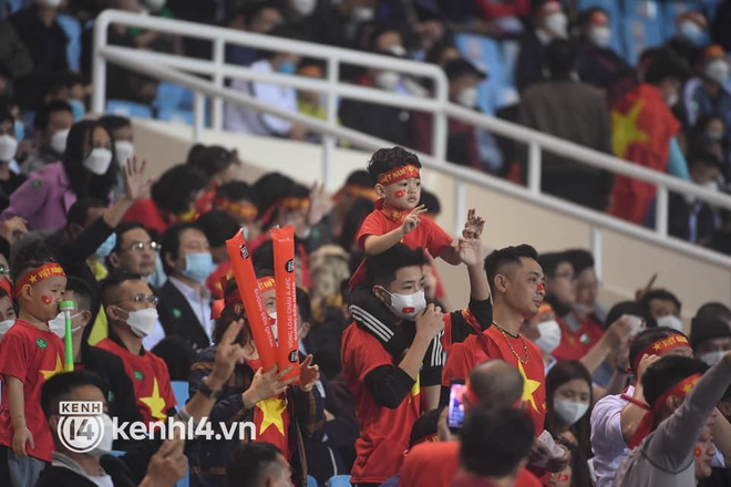 Ảnh: CĐV cúng xôi gà trên SVĐ Mỹ Đình, cổ vũ đội tuyển Việt Nam trước trận với Oman-11
