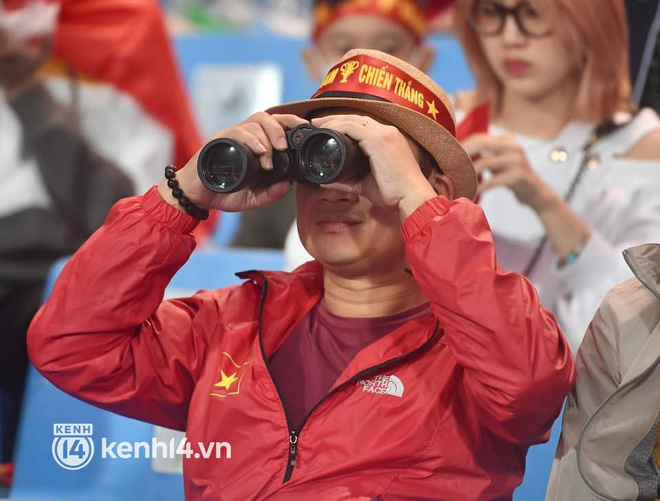 Ảnh: CĐV cúng xôi gà trên SVĐ Mỹ Đình, cổ vũ đội tuyển Việt Nam trước trận với Oman-12