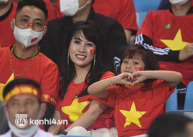 Ảnh: CĐV cúng xôi gà trên SVĐ Mỹ Đình, cổ vũ đội tuyển Việt Nam trước trận với Oman-13