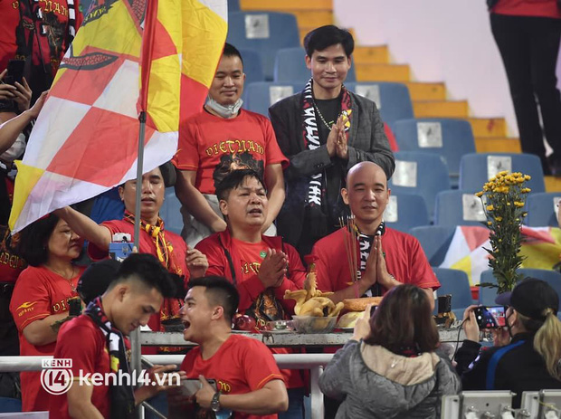 Ảnh: CĐV cúng xôi gà trên SVĐ Mỹ Đình, cổ vũ đội tuyển Việt Nam trước trận với Oman-9