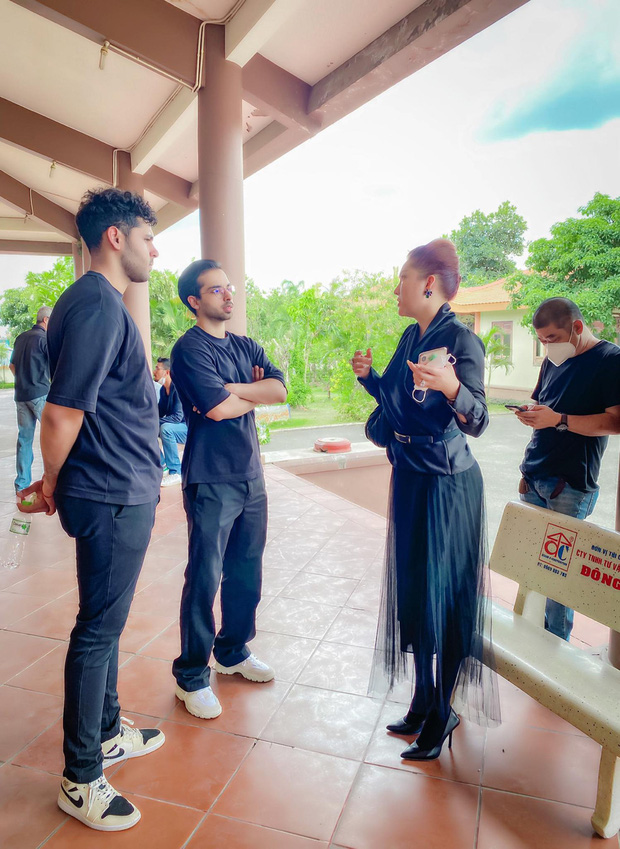 Phi Thanh Vân tới lễ tang chồng cũ, không đứng kế quan tài với con riêng vì lý do đặc biệt-1