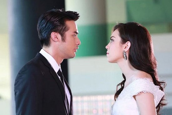 Đưa bạn gái mới đi chơi thì tình cờ gặp vợ cũ, con gái cất tiếng chào mà tôi tê tái trước cái nhìn khinh bỉ của mọi người