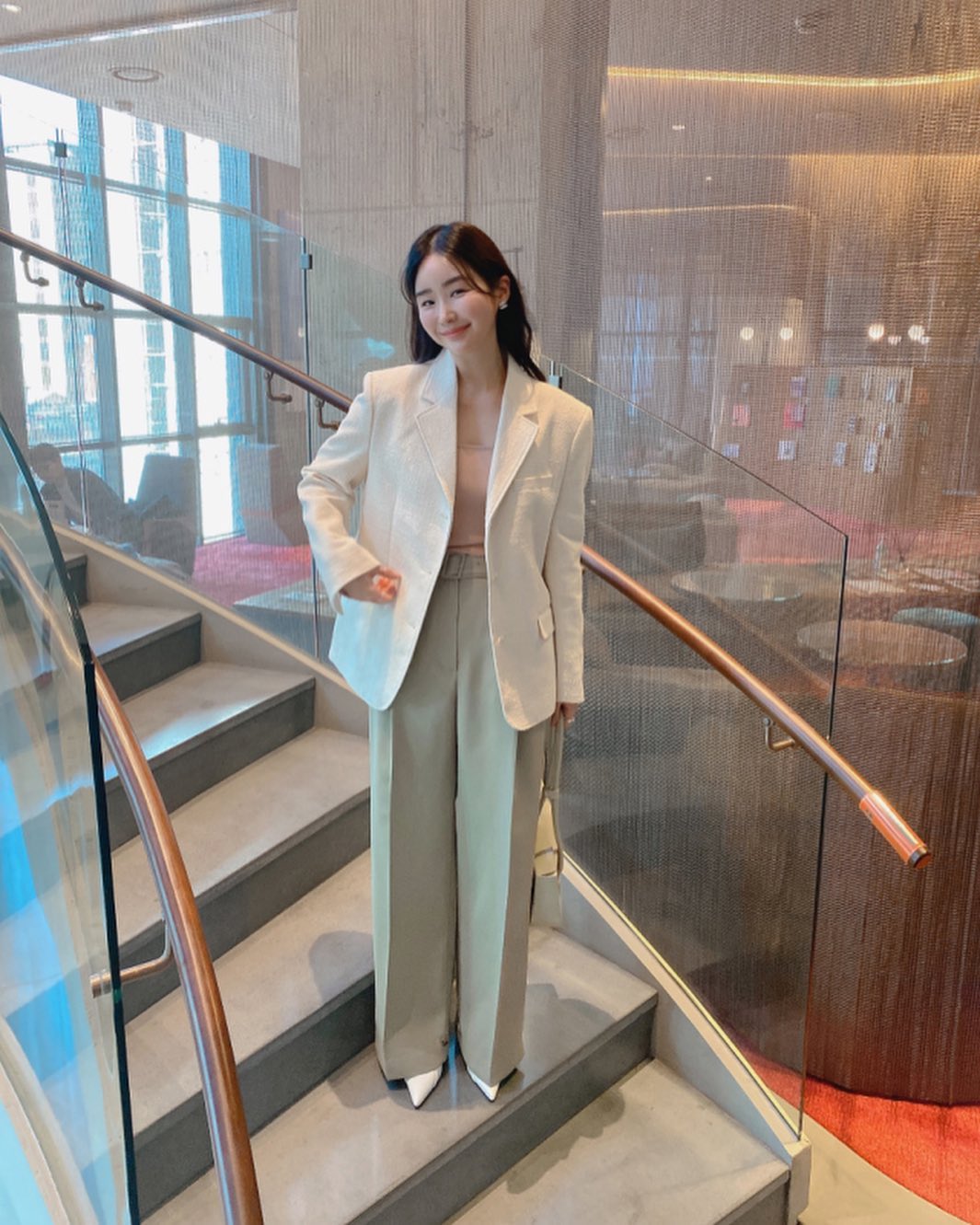 Gái Hàn diện nhiều phong cách với một chiếc quần mà ai cũng có, hóa ra là vì lên đồ đẹp mê-6