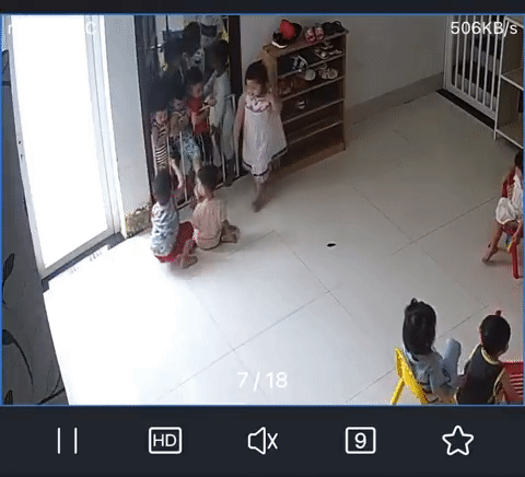 Mẹ run rẩy, mất bình tĩnh khi chứng kiến qua camera cảnh con trai bị chị lớn đánh, đá vào mặt ở trường mầm non-1