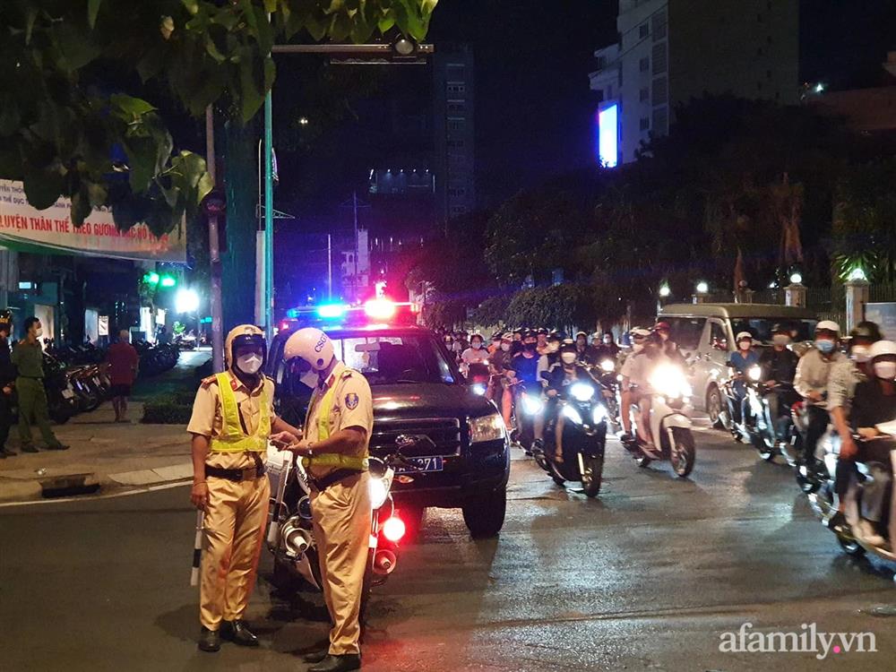 Hàng trăm người nườm nượp kéo đến quanh biệt thự nhà bà Nguyễn Phương Hằng dù đã nửa đêm, cảnh sát lập rào chặn phố Nguyễn Thông-2