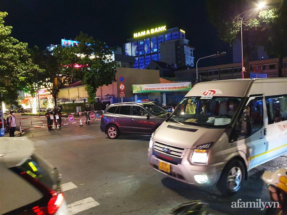 Hàng trăm người nườm nượp kéo đến quanh biệt thự nhà bà Nguyễn Phương Hằng dù đã nửa đêm, cảnh sát lập rào chặn phố Nguyễn Thông-5