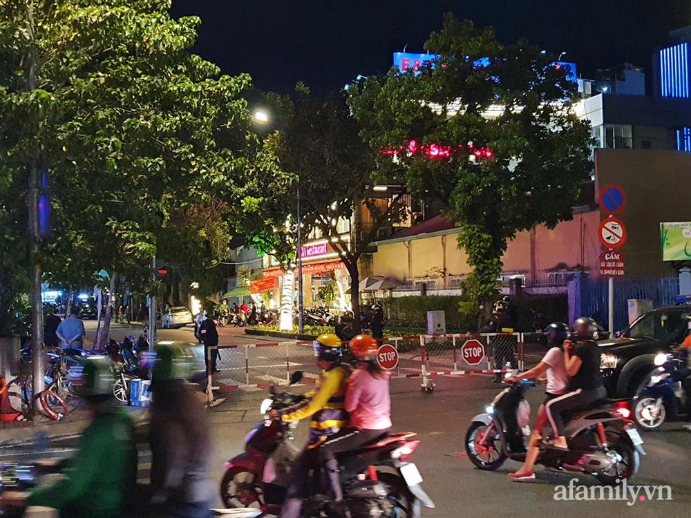 Hàng trăm người nườm nượp kéo đến quanh biệt thự nhà bà Nguyễn Phương Hằng dù đã nửa đêm, cảnh sát lập rào chặn phố Nguyễn Thông-7